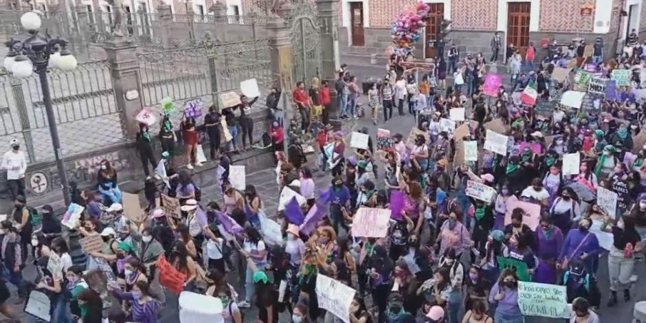 Imagen de mujeres que marcharon este 8M en Puebla para exigir un alto a la violencia de género y los feminicidios.