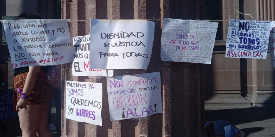 Mujeres realizan tendedero de denuncias en Nuevo León.