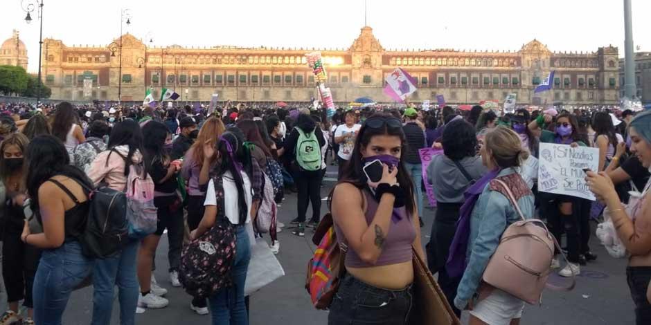 Mujeres en el Zócalo de la Ciudad de México en el marco de la marcha por el Día Internacional de la Mujer