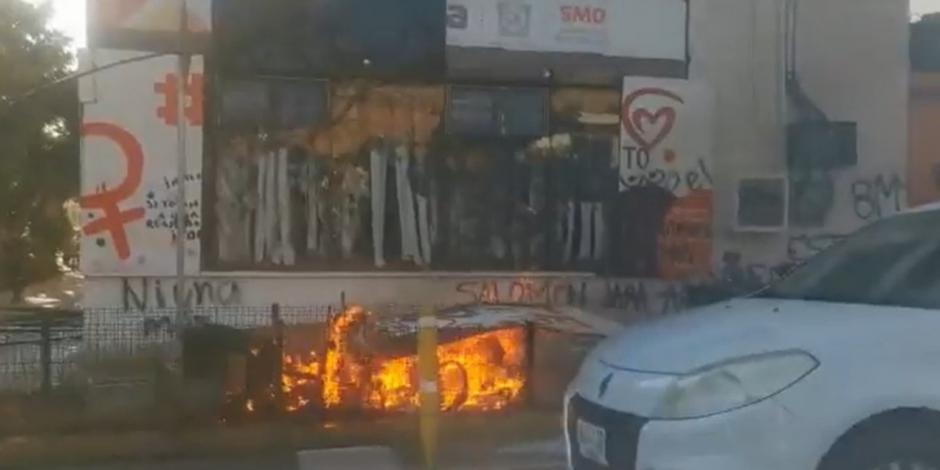 Marchas 8M 2022: Colectivos feministas ocasionan incendios en Oaxaca.