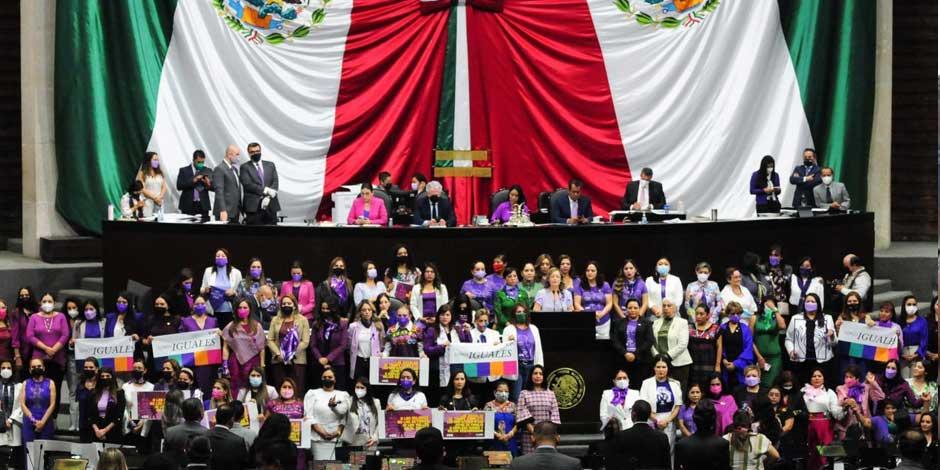 Diputadas de distintos partidos políticos, quienes asistieron a la sesión de este martes, subieron a la tribuna para dar inicio a la sesión solemne por el Día Internacional de la Mujer
