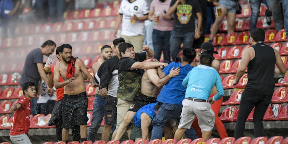 Aficionados de los Gallos Blancos de Querétaro, el sábado, durante las agresiones contra seguidores del Atlas.