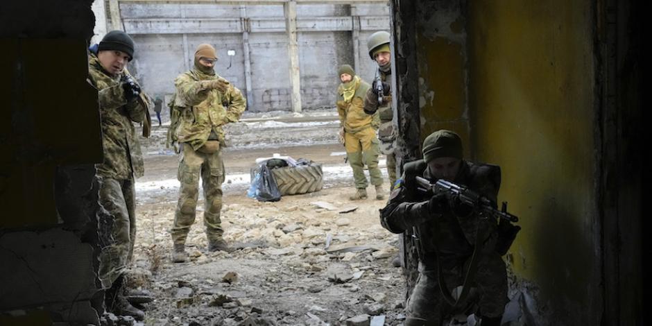 Soldados aliados de Rusia reciben entrenamiento en territorio ucraniano.