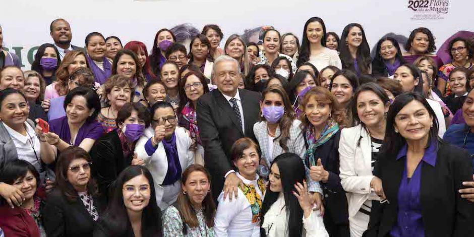 El Presidente, con mujeres que forman parte de su Gobierno, durante una conferencia de prensa por el Día de la Mujer, ayer.
