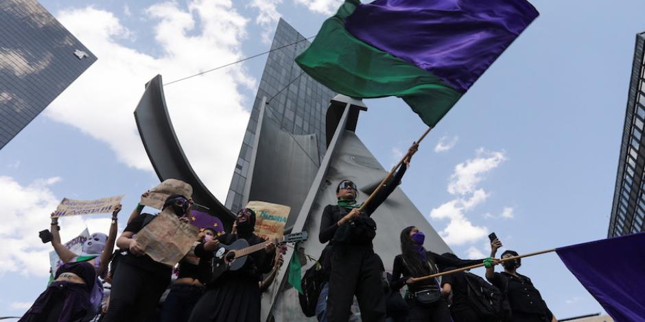 Con música y banderas en tonos violeta y verde, inició ayer la marcha por el 8 de marzo, ayer, en el Centro de la CDMX.