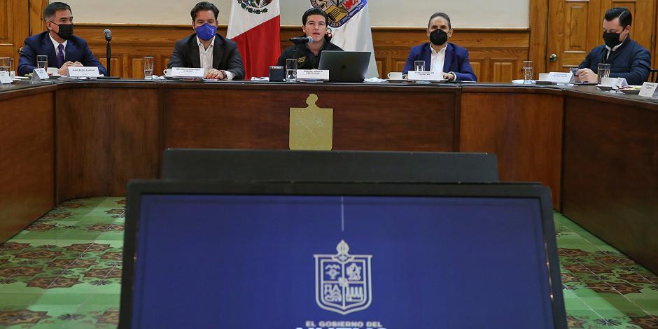 El gobernador de Nuevo León, Samuel García, al centro de la imagen.