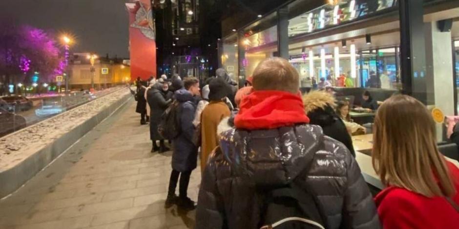 Imagen de una larga fila registrada afuera de una sucursal de McDonald's en Moscú, Rusia.