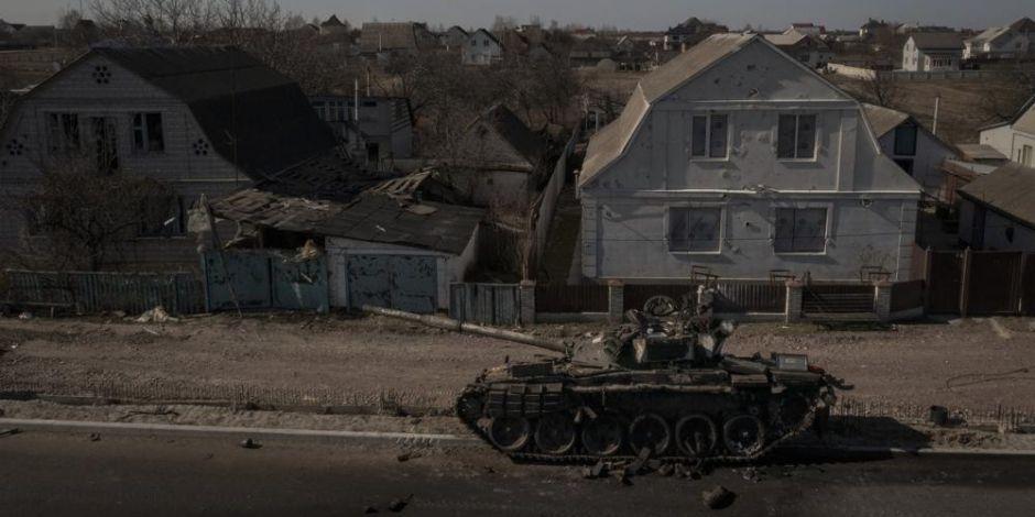 Tanque destruido después de batalle entre el ejército de Ucrania y Rusia.