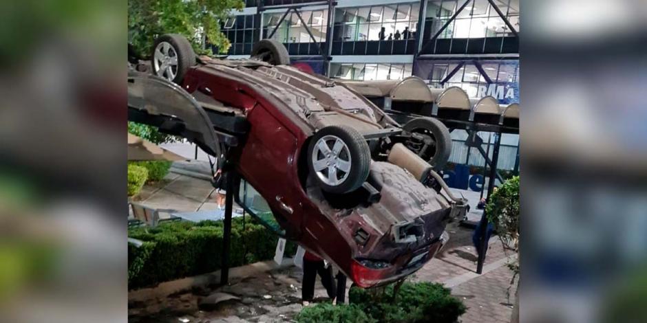 Automóvil después de caer del estacionamiento de la institución educativa
