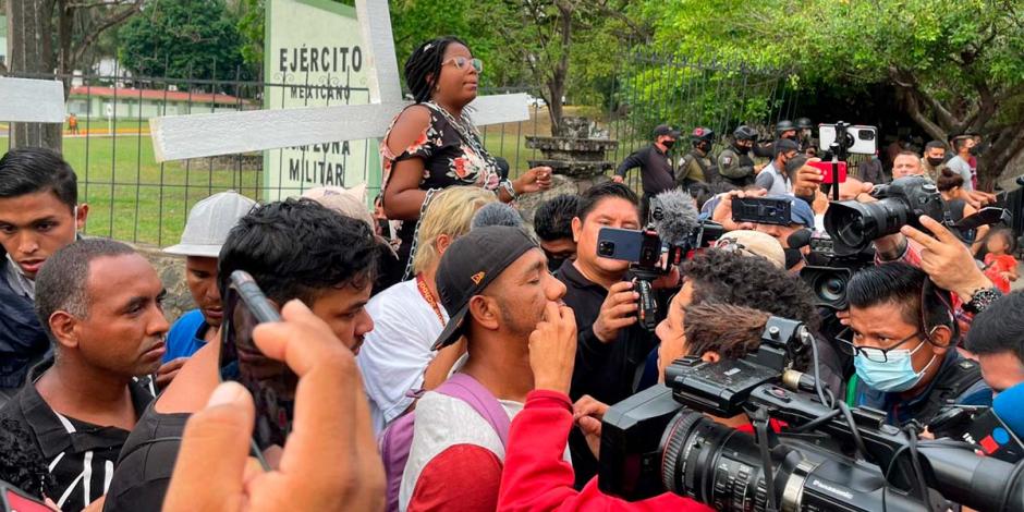 Migrantes en Chiapas se suturan los labios a manera de protesta