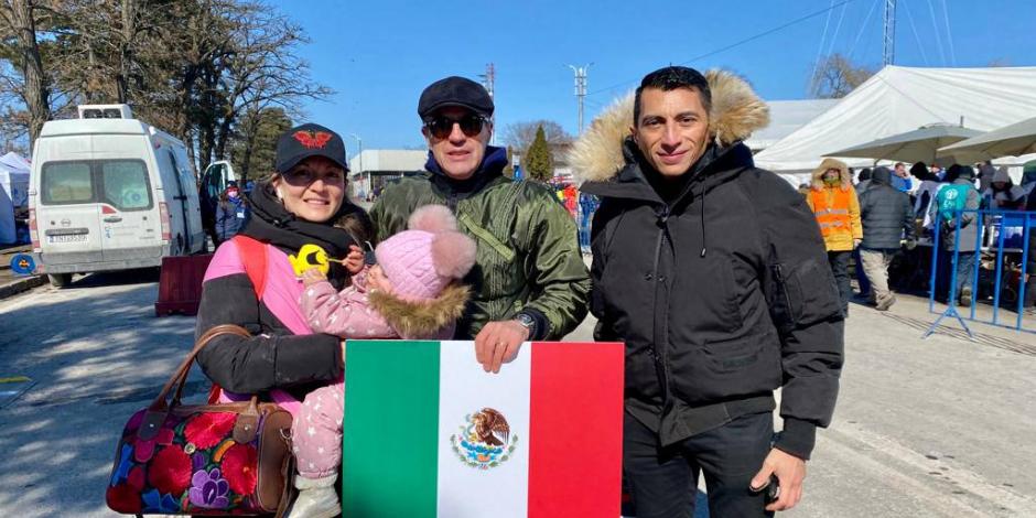 Marcelo Ebrard compartió esta fotografía de de una madre mexicana junto con su hija siendo recibidas en el centro de evacuación por el embajador de México en Rumania.