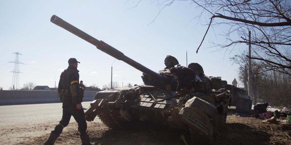 Miembros del ejército ucraniano se ven cerca de un tanque, en medio de la invasión de Rusia en Ucrania, cerca de Kiev.