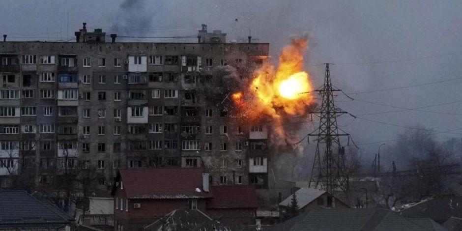 Explosión en un apartamento luego de un ataque por parte del ejército ruso en Mariupol, Ucrania.
