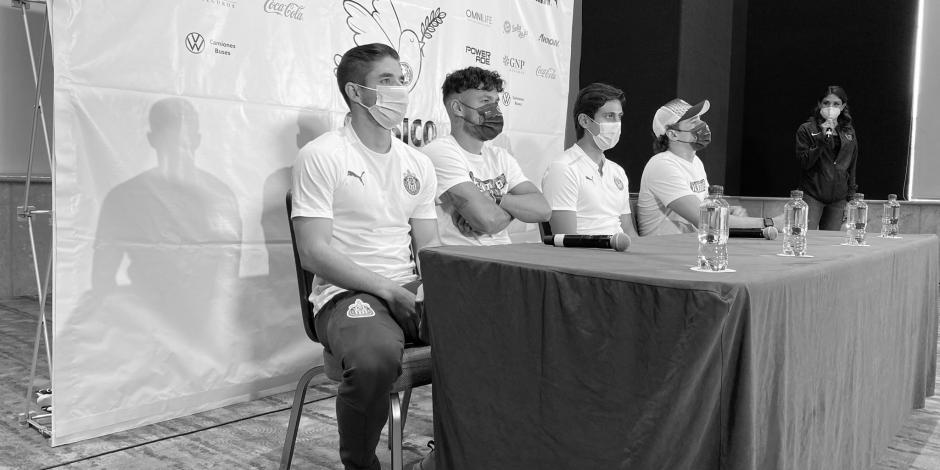 Futbolistas de Chivas y América durante la conferencia de prensa conjunta entre ambos.