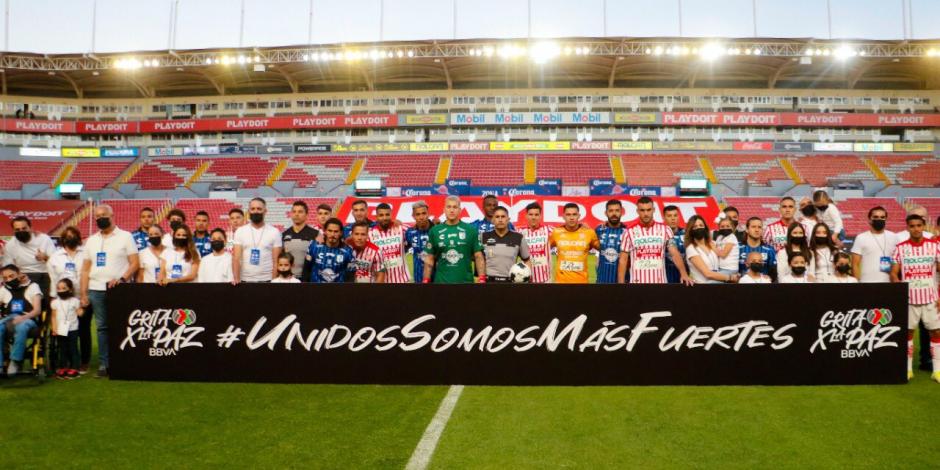 Futbolistas de Necaxa y Querétaro previo a su partido de la Fecha 10 de la Liga MX.