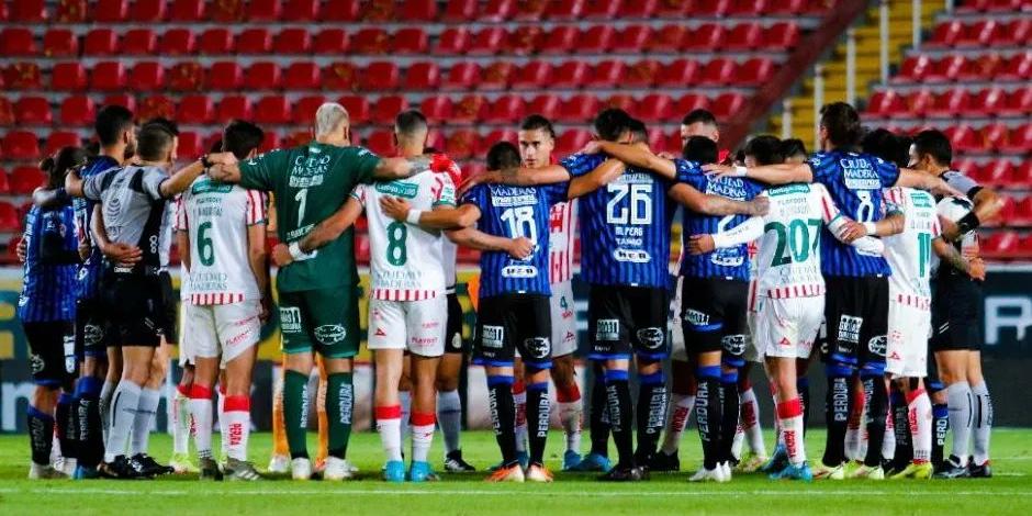 Jugadores del Necaxa y Querétaro, fundidos en un abrazo en su mensaje por la paz en la Liga MX.
