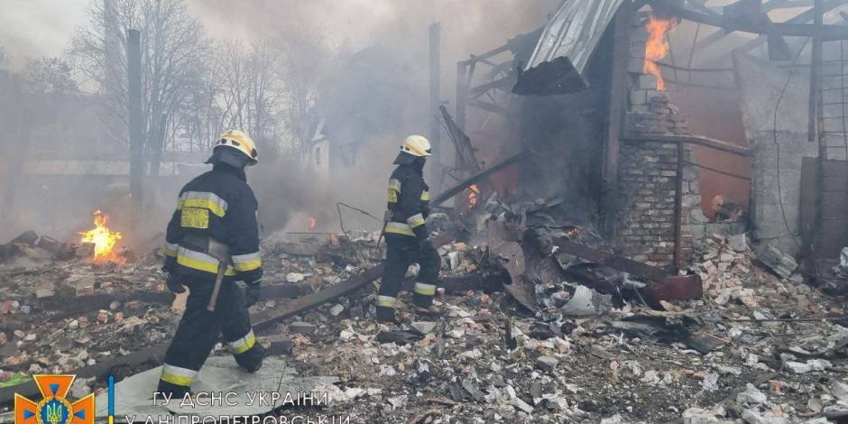 Rescatistas trabajan entre  restos de edificios dañados por un ataque aéreo, en Dnipro, Ucrania, ayer.