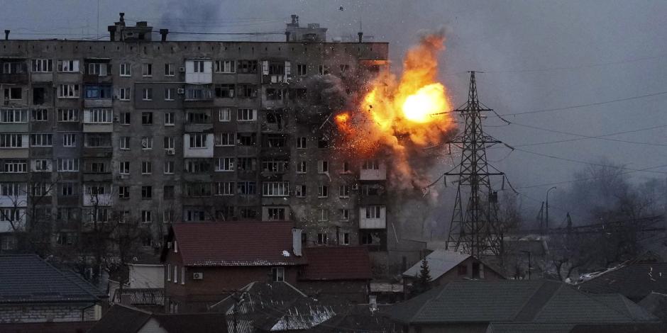 Un edificio de departamentos explota tras recibir un disparo ruso en Mariupol, Ucrania, ayer.