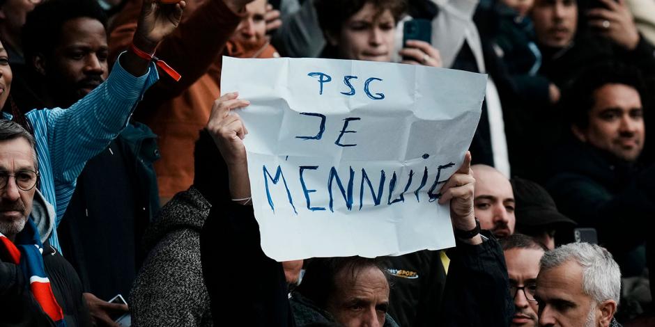 Aficionados del PSG protestan por la eliminación de la Champions League.