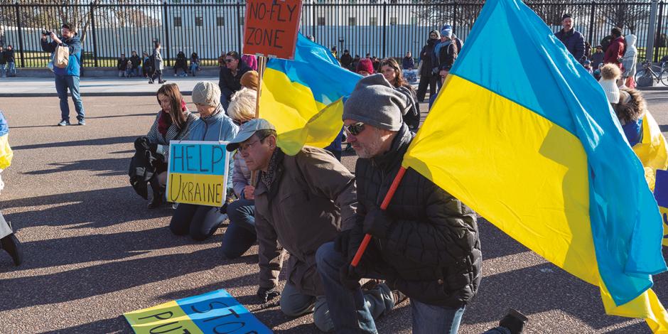 Ciudadanos de Estados Unidos marchan en Washington para expresar su solidaridad con Ucrania.