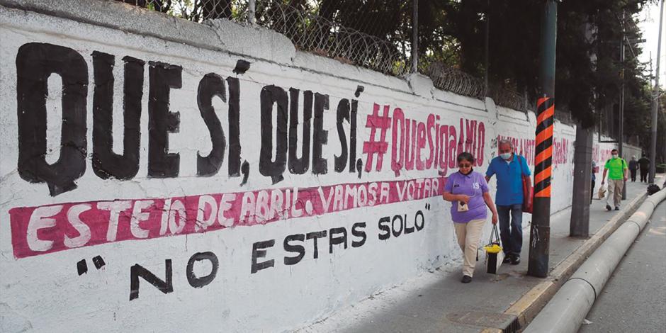 Muros de las calles de la capital ayer lucieron pintados con propaganda de la revocación de mandato.