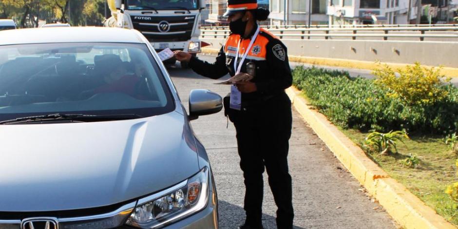 Policía de tránsito municipal, entrega información a conductor