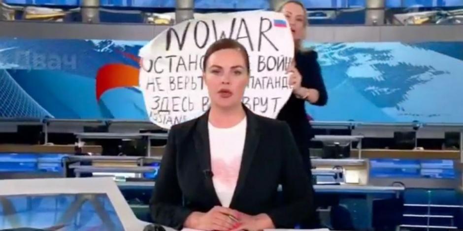 La mujer interrumpió el noticiero con un mensaje de protesta contra la guerra en Ucrania. 