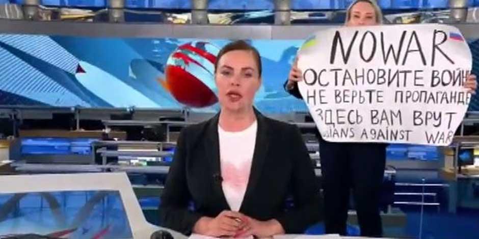 Activista irrumpe en informativo ruso para protestar contra la guerra en Ucrania; la multan