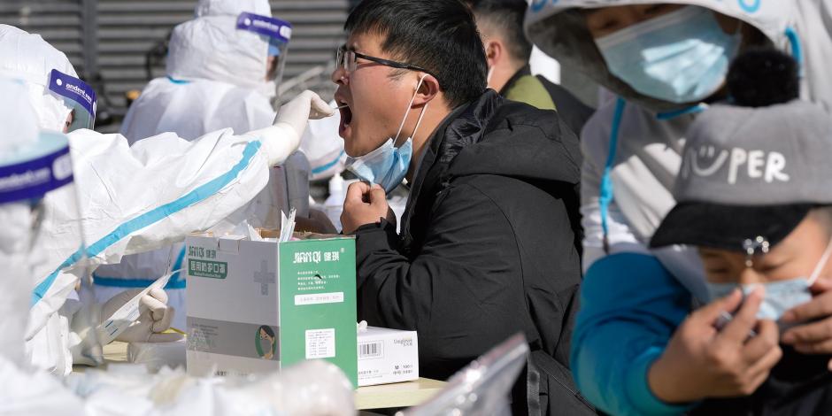 Miles de personas hacen fila para practicarse una prueba PCR.