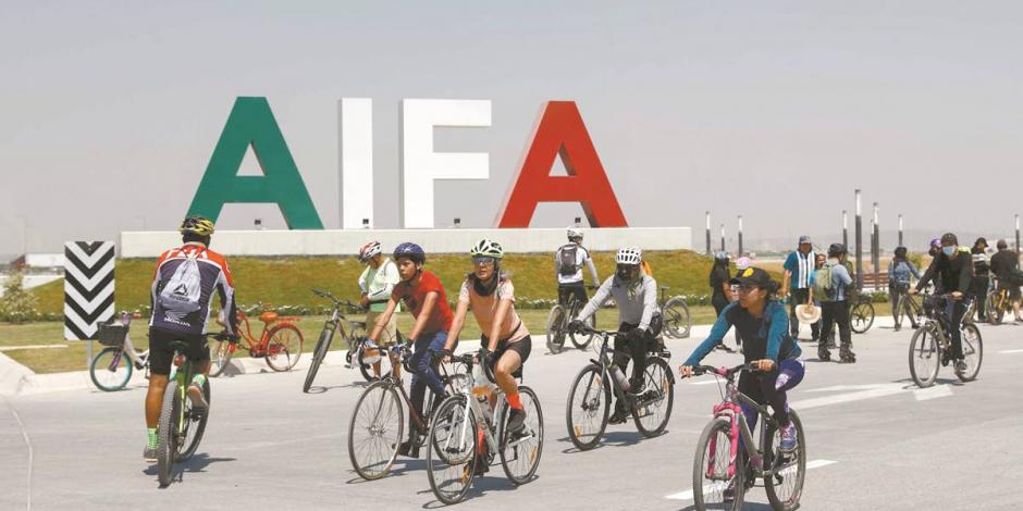 Ciclistas recorriendo el Aeropuerto Internacional Felipe Ángeles (AIFA).