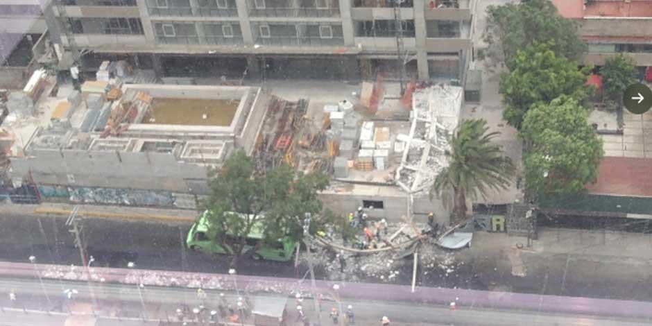 Cae barda de edificio sobre la vía pública en Álvaro Obregón