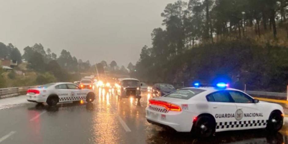 Una fuerte granizada sorprendió a los automovilistas que circulaban por la autopista México-Puebla, la cual se encuentra cerrada a la altura de Río Frío y Llano Grande.