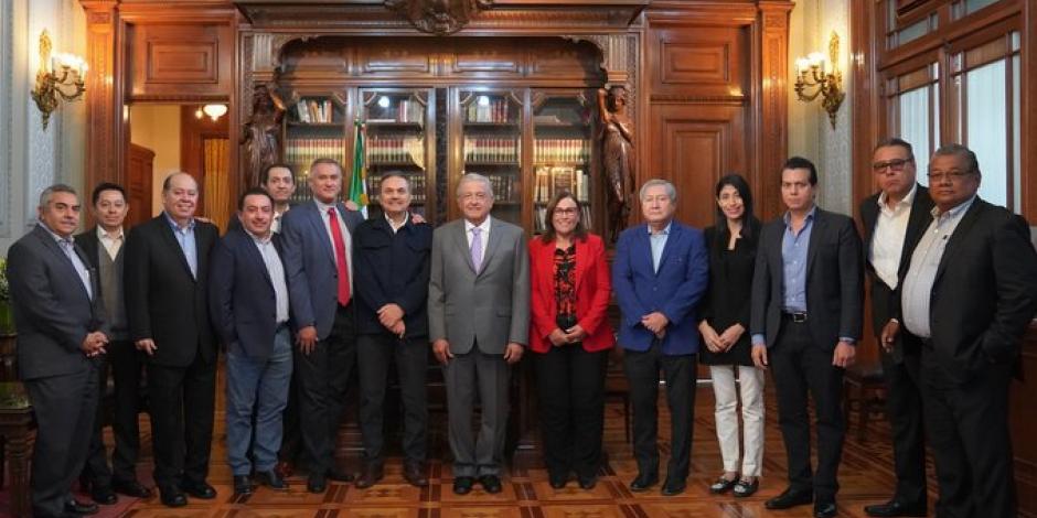 El Presidente López Obrador (centro), flanqueado por titulares de la Sener y Pemex, así como por los gerentes de las refinerías del Sistema Nacional de Refinación.
