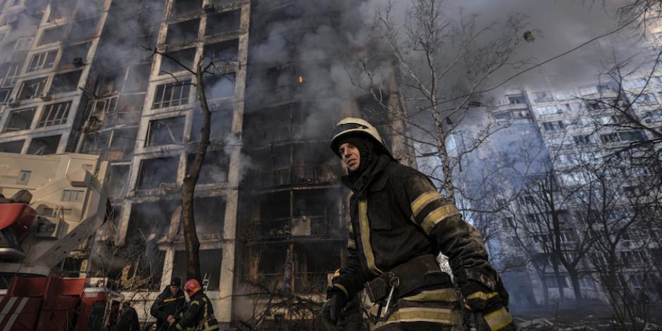 Un bombero camina junto a un edificio destruido en Kiev, ayer; Rusia estrecha cerco.