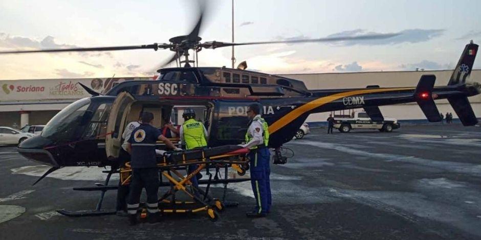Elementos de la SSC-CDMX auxiliaron a las personas lesionadas por accidente en Tláhuac.