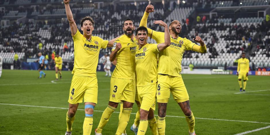Futbolistas del Villarreal festejan uno de sus goles de ayer, en Italia.