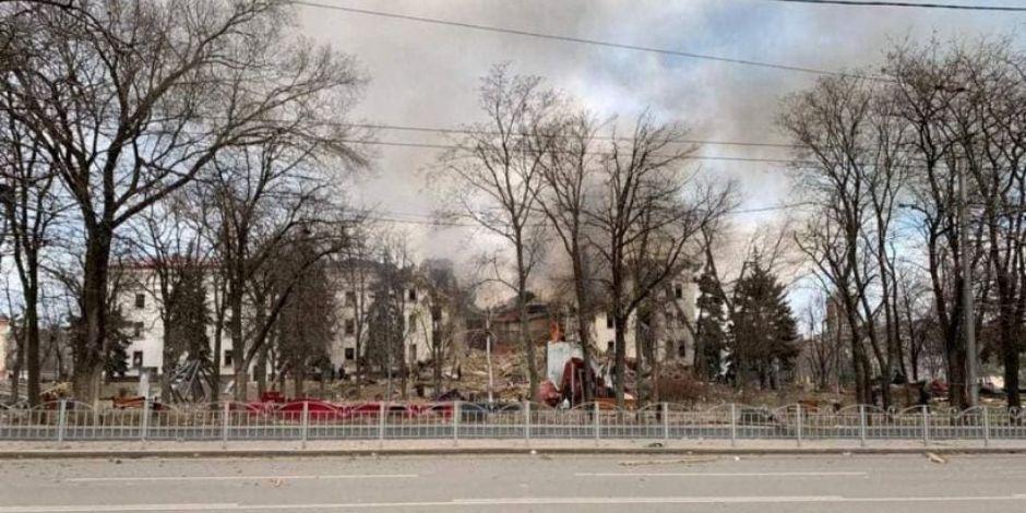 Ucrania acusó a Rusia de bombardear un teatro en Mariupol.