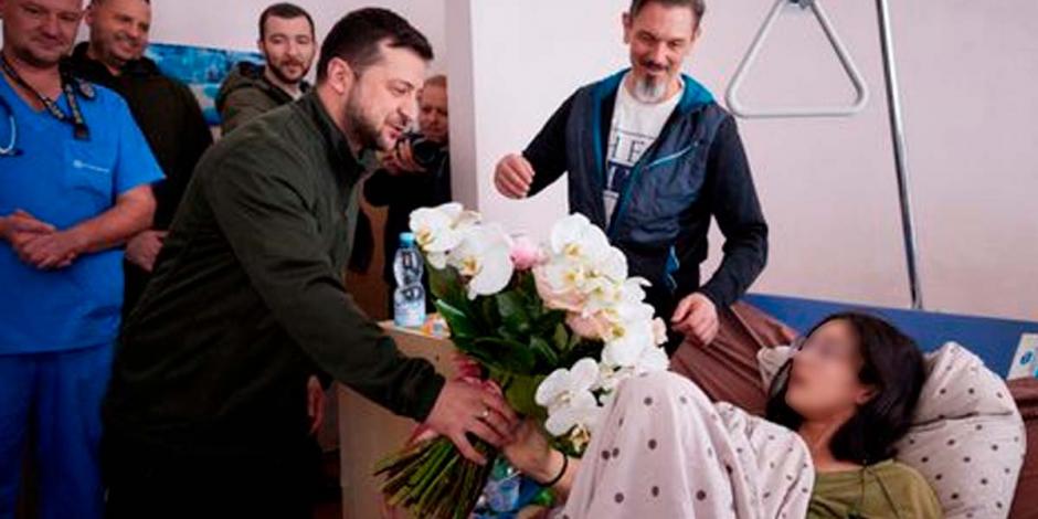 El presidente de Ucrania, Volodimir Zelenski, entregó flores a Kateryna Vlasenko, una joven de 16 años que resultó herida cuando huía con su familia de la ciudad de Vorzel. La foto fue registrada en un hospital en Kiev, el 17 de marzo de 2022