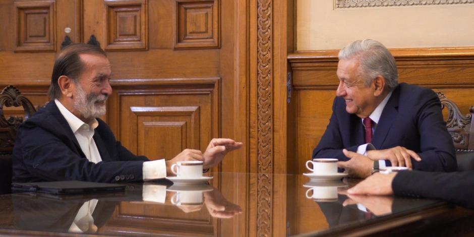 El productor Epigmenio Ibarra (Izq.) en conversación con el Presidente Andrés Manuel López Obrador (Der.).