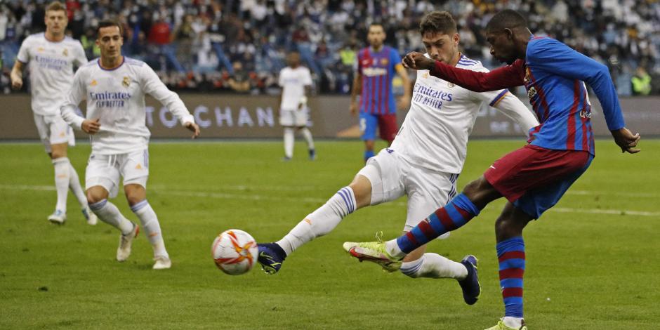Ousmane Dembélé saca un tiro ante la marca de Federico Valverde en el cotejo más reciente entre Real Madrid y Barcelona, el pasado 12 de enero.