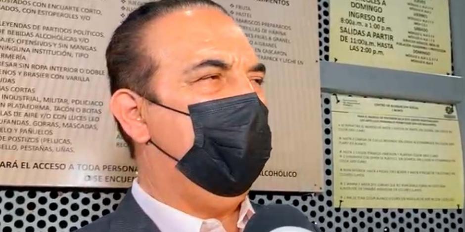 Manuel de la O Cavazos, exsecretario de Salud de Nuevo León, afuera del penal de Apodaca tras visitar a "El Bronco"