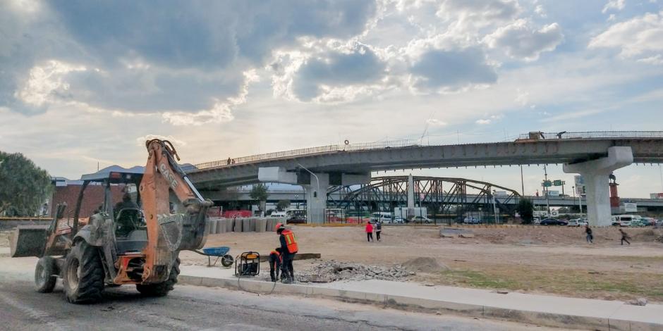A la altura del Puente de Fierro en Ecatepec, maquinaria trabajaba ayer en la construcción de un puente vehicular que será ruta al aeropuerto.