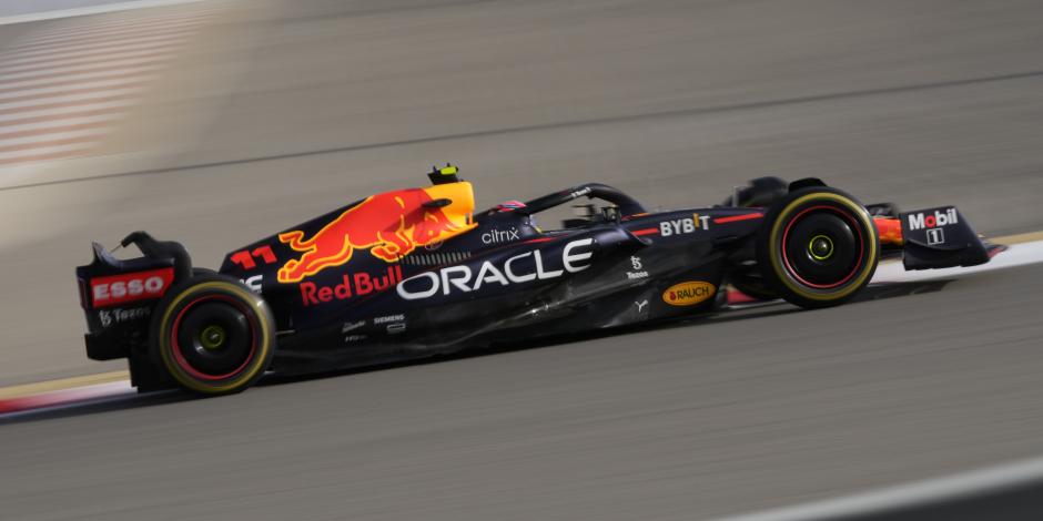 El monoplaza de Checo Pérez durante las primeras prácticas del Gran Premio de Baréin de F1.