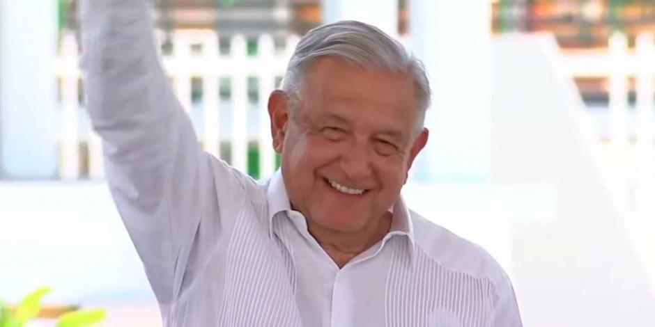 El Presidente López Obrador destacó que luego de 14 años de pérdidas de producción, durante su gobierno aumentó la extracción de petróleo. Aseguró que en este periodo también se incrementó la capacidad de refinación y se redujo un 45 por ciento la importación de combustibles