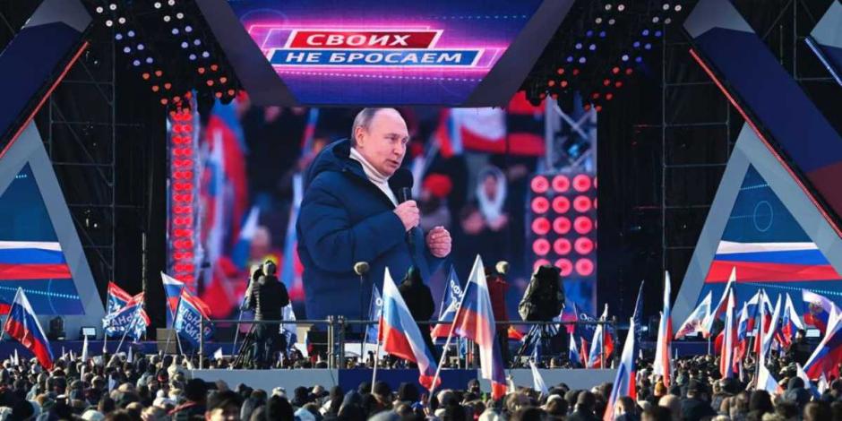 El presidente ruso, Vladimir Putin, visto en la pantalla grande mientras pronuncia su discurso en el concierto que marca el octavo aniversario del referéndum sobre el estatus estatal de Crimea y Sebastopol y su reunificación con Rusia, en Moscú.