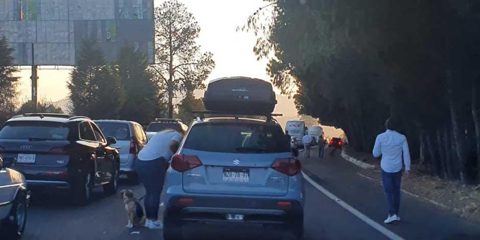 Bloqueo en la México-Cuernavaca provoca largas filas de vehículos