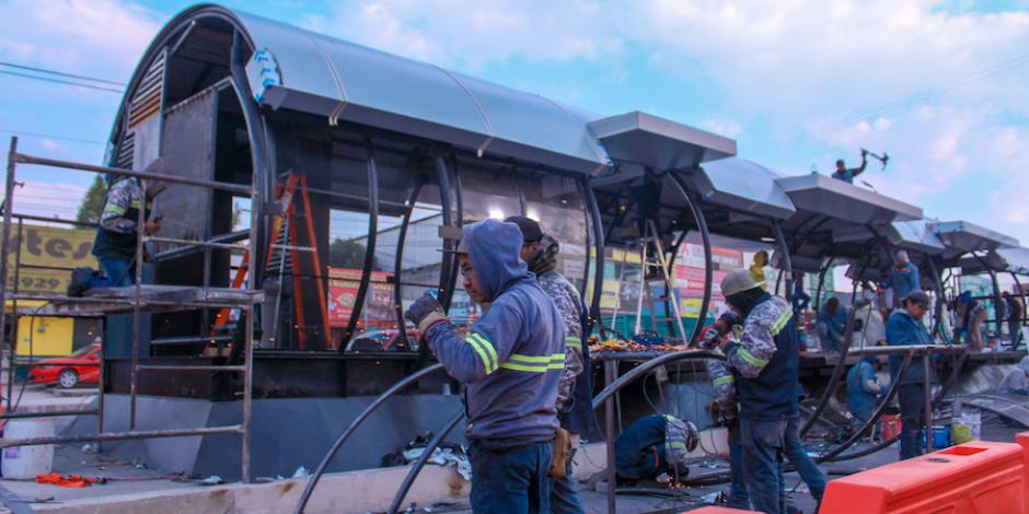 Trabajadores alistan los últimos detalles en las estaciones de ampliación de la línea del Mexibús.