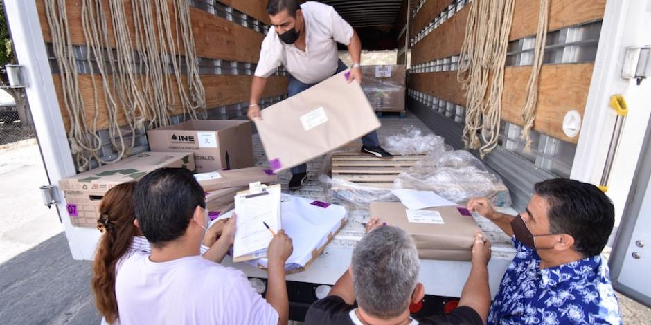 Paquetes de materiales para la jornada de revocación de mandato llegaron ayer a la sede del INE en Chilpancingo.