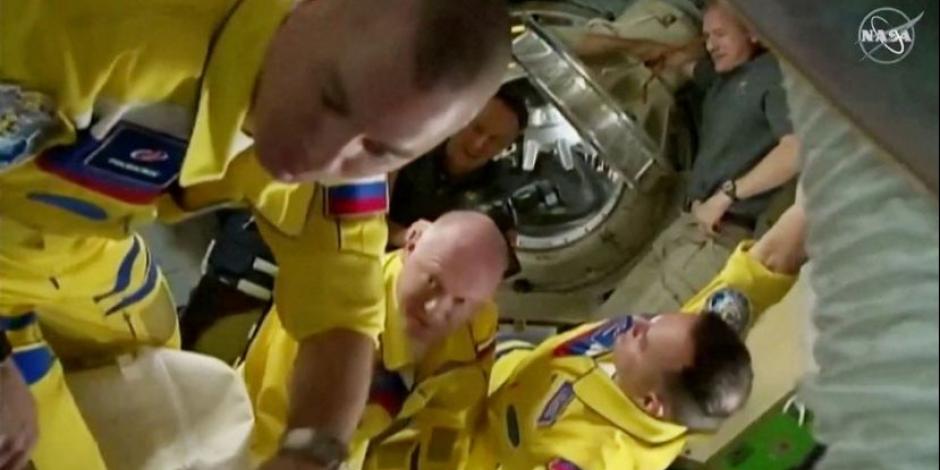 Cosmonautas rusos vistieron de amarillo