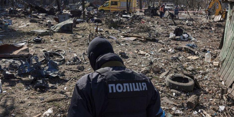 Policía de Ucrania en área dañada por los bombardeos de Rusia.